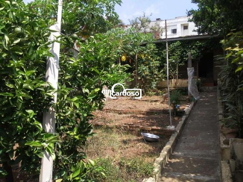 CASA EM TERRENO MEDINDO 9,74 METROS DE FRENTE POR 45 METROS DA FRENTE AO FUNDO