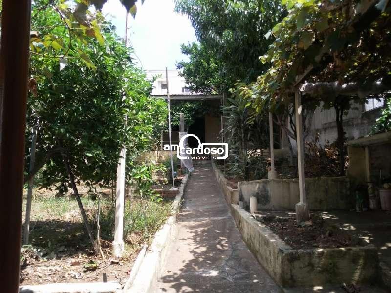 CASA EM TERRENO MEDINDO 9,74 METROS DE FRENTE POR 45 METROS DA FRENTE AO FUNDO