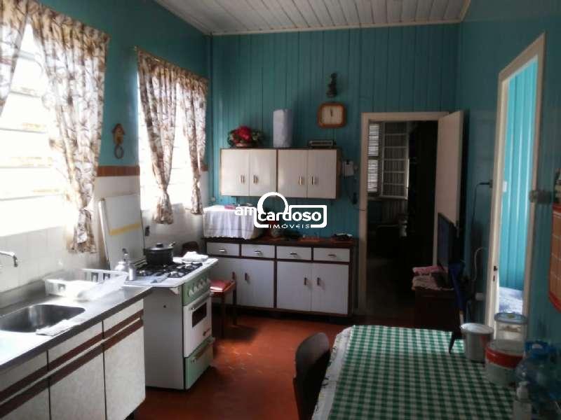 CASA EM TERRENO MEDINDO 9,74 METROS DE FRENTE POR 45 METROS DA FRENTE AO FUNDO