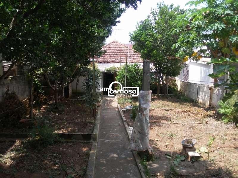 CASA EM TERRENO MEDINDO 9,74 METROS DE FRENTE POR 45 METROS DA FRENTE AO FUNDO