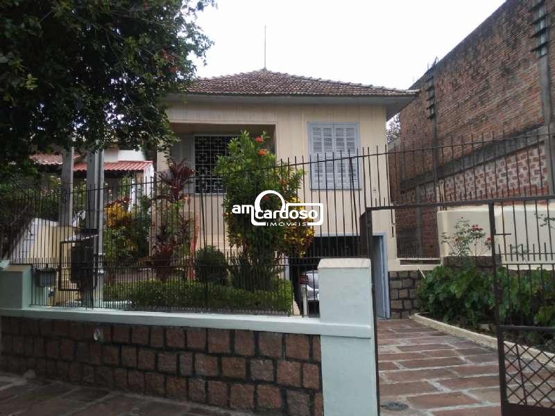 CASA EM TERRENO MEDINDO 9,74 METROS DE FRENTE POR 45 METROS DA FRENTE AO FUNDO