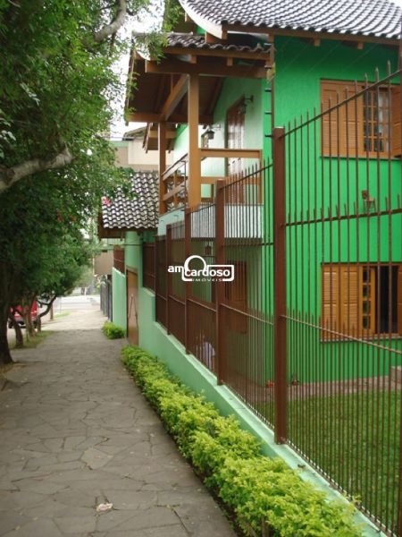 Sobrado com 4 quartos, 3 banheiros e 217m² à venda no bairro Jardim Itu Sabara, Porto Alegre