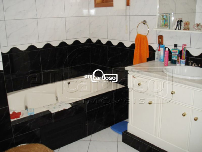 Sobrado com 4 quartos, 3 banheiros e 217m² à venda no bairro Jardim Itu Sabara, Porto Alegre