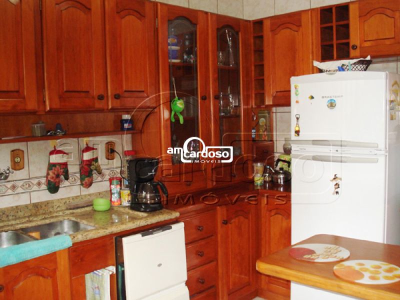 Sobrado com 4 quartos, 3 banheiros e 217m² à venda no bairro Jardim Itu Sabara, Porto Alegre