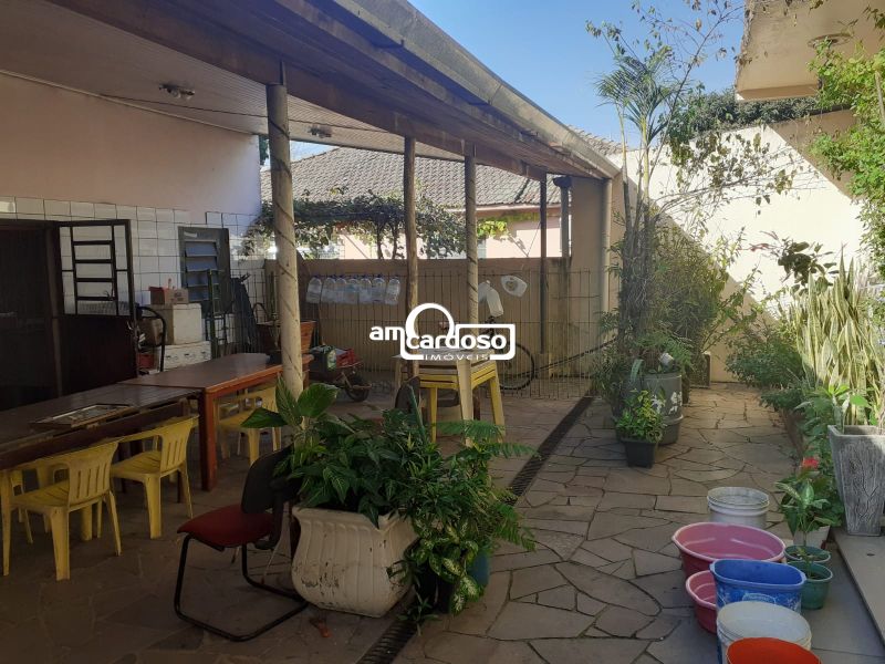 Casa com 7 quartos, 4 banheiros e 300m² à venda no bairro Jardim Sao Pedro, Porto Alegre
