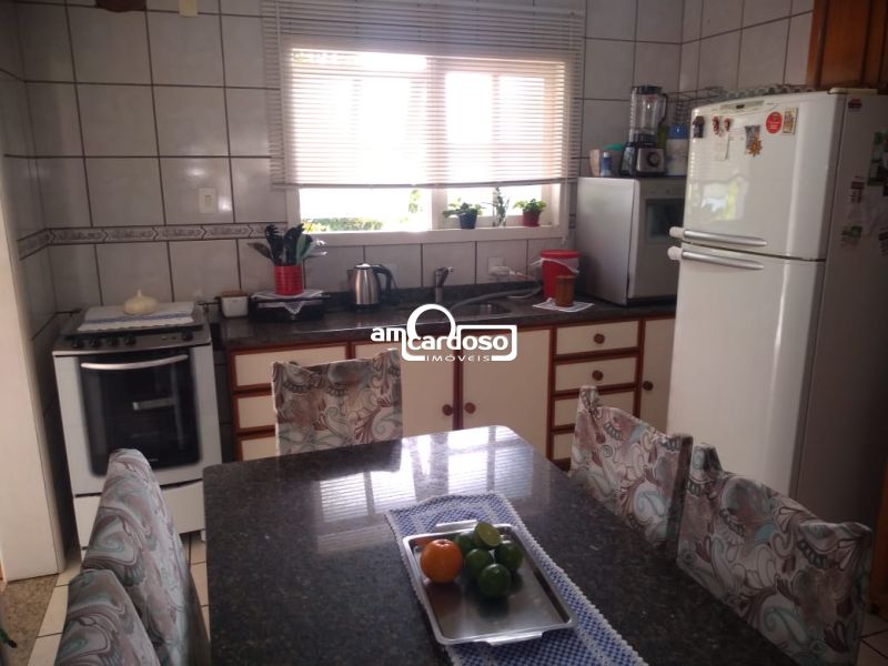 Sobrado com 4 quartos, 3 banheiros e 171m² à venda no bairro Jardim Itu Sabara, Porto Alegre