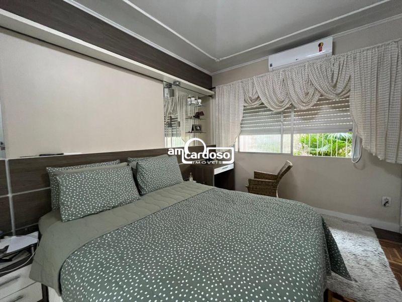 Casa com 3 quartos, 2 banheiros e 166m² à venda no bairro Sao Sebastiao, Porto Alegre