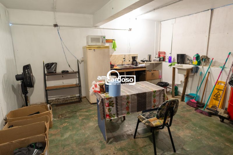 Loja com 1 banheiro e 247m² à venda no bairro Floresta, Porto Alegre