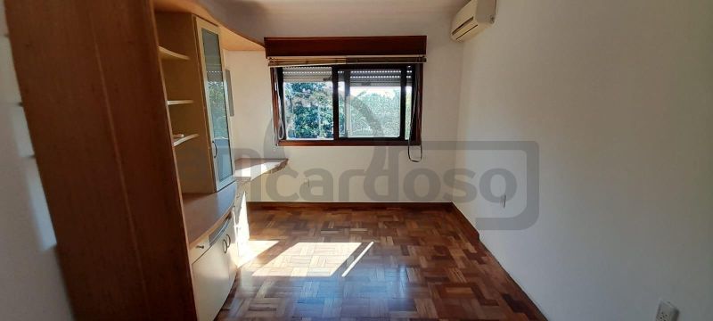 APARTAMENTO COM 2 DORMITÓRIOS + DORMITÓRIO AUXILIAR, 2 BANHEIROS, ESTACIONAMENTO COBERTO