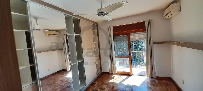 APARTAMENTO COM 2 DORMITÓRIOS + DORMITÓRIO AUXILIAR, 2 BANHEIROS, ESTACIONAMENTO COBERTO