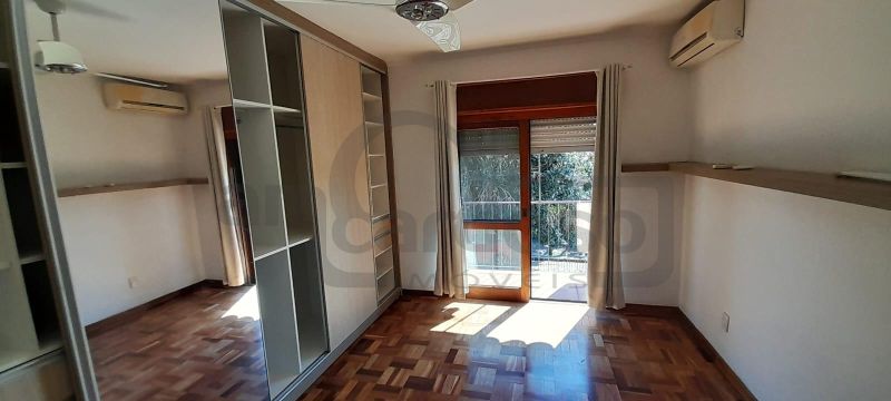 APARTAMENTO COM 2 DORMITÓRIOS + DORMITÓRIO AUXILIAR, 2 BANHEIROS, ESTACIONAMENTO COBERTO