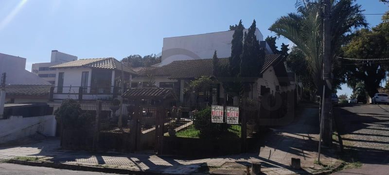 EXCELENTE RESIDÊNCIA COM AMPLO JARDIM E LOCALIZAÇÃO PRIVILEGIADA