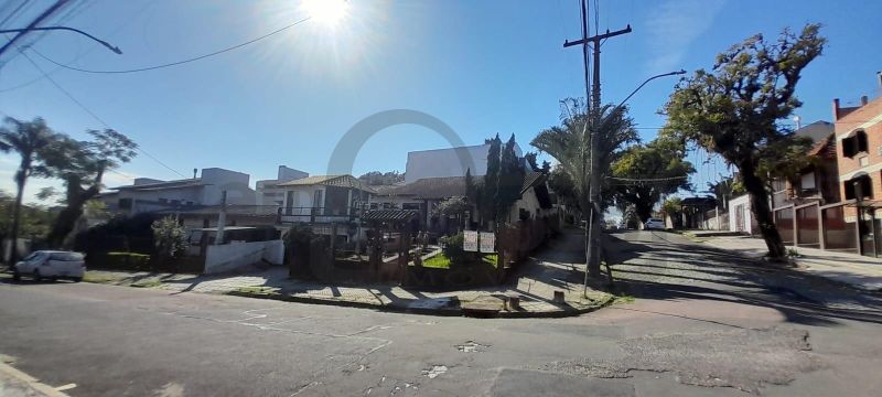 EXCELENTE RESIDÊNCIA COM AMPLO JARDIM E LOCALIZAÇÃO PRIVILEGIADA