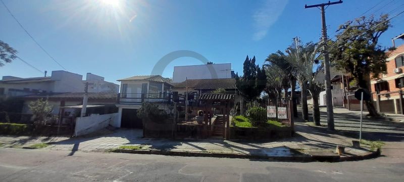 EXCELENTE RESIDÊNCIA COM AMPLO JARDIM E LOCALIZAÇÃO PRIVILEGIADA