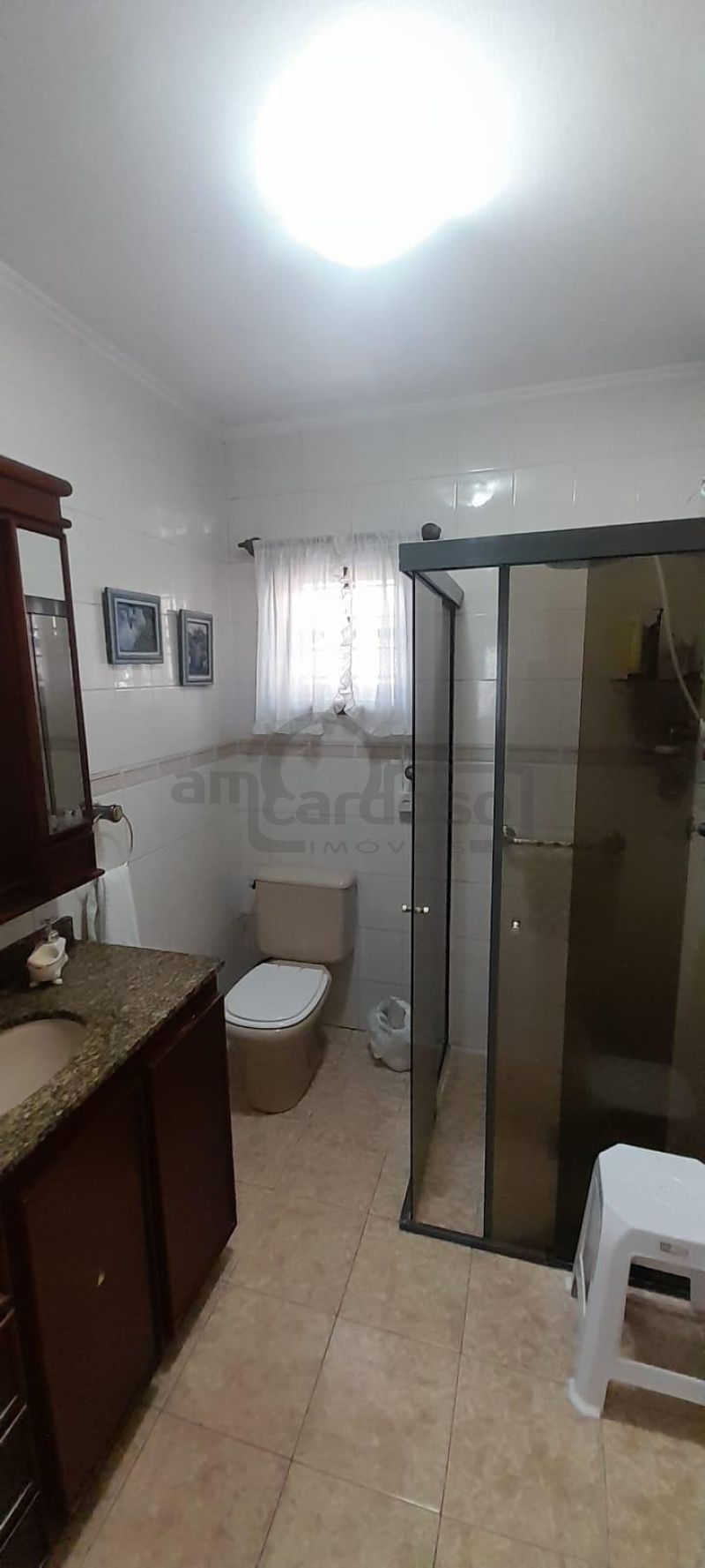 EXCELENTE RESIDÊNCIA COM AMPLO JARDIM E LOCALIZAÇÃO PRIVILEGIADA