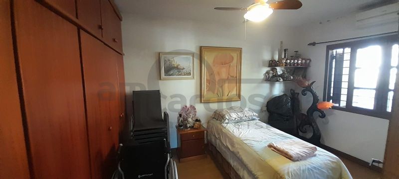EXCELENTE RESIDÊNCIA COM AMPLO JARDIM E LOCALIZAÇÃO PRIVILEGIADA