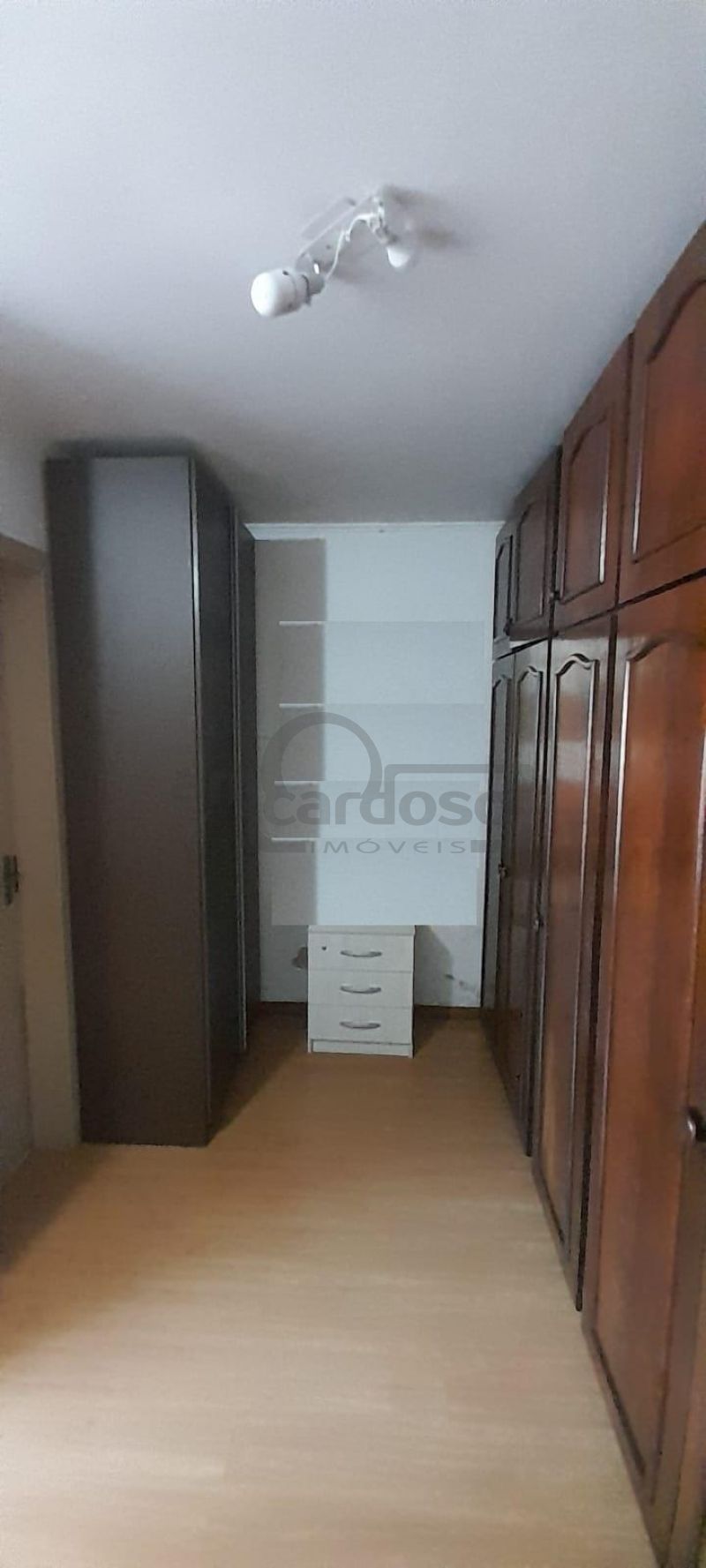 EXCELENTE RESIDÊNCIA COM AMPLO JARDIM E LOCALIZAÇÃO PRIVILEGIADA
