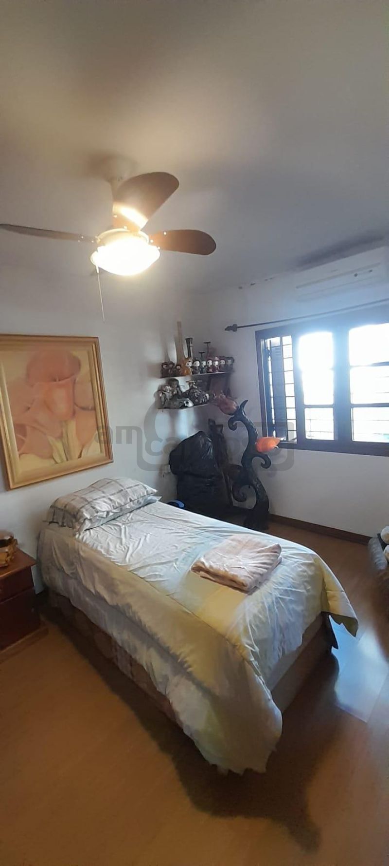 EXCELENTE RESIDÊNCIA COM AMPLO JARDIM E LOCALIZAÇÃO PRIVILEGIADA