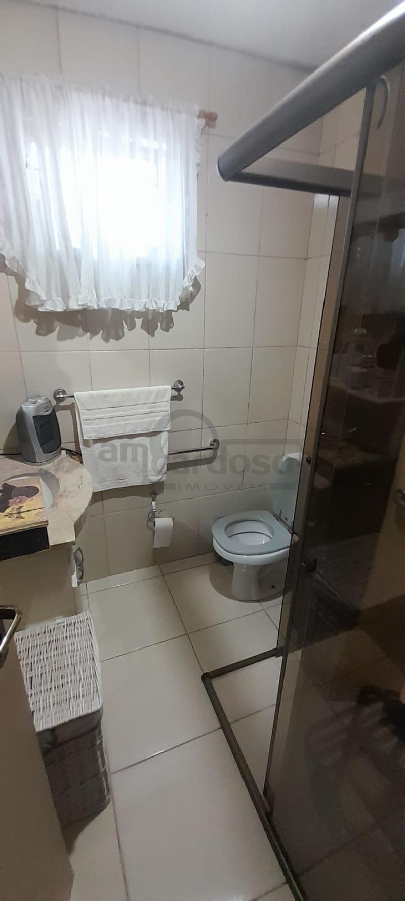 EXCELENTE RESIDÊNCIA COM AMPLO JARDIM E LOCALIZAÇÃO PRIVILEGIADA
