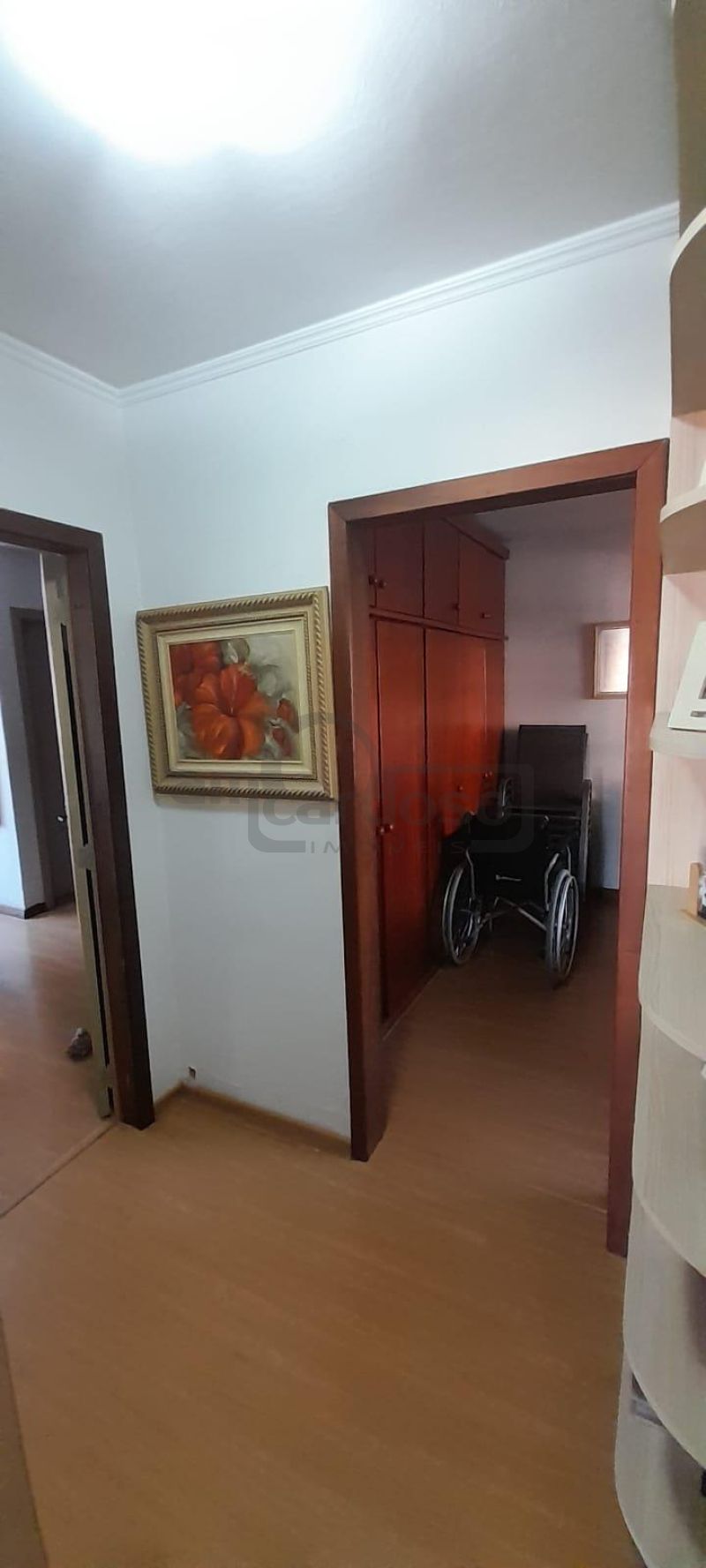 EXCELENTE RESIDÊNCIA COM AMPLO JARDIM E LOCALIZAÇÃO PRIVILEGIADA
