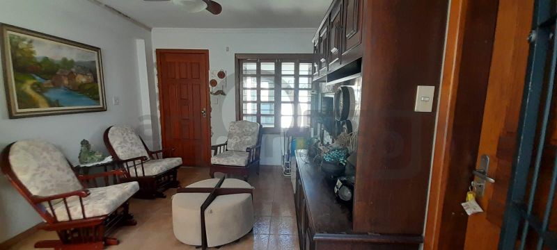 EXCELENTE RESIDÊNCIA COM AMPLO JARDIM E LOCALIZAÇÃO PRIVILEGIADA