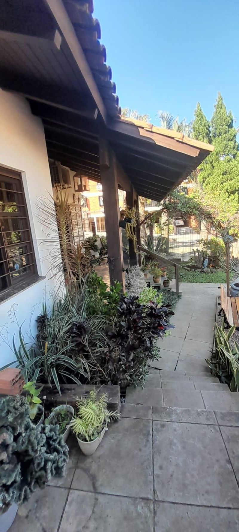 EXCELENTE RESIDÊNCIA COM AMPLO JARDIM E LOCALIZAÇÃO PRIVILEGIADA