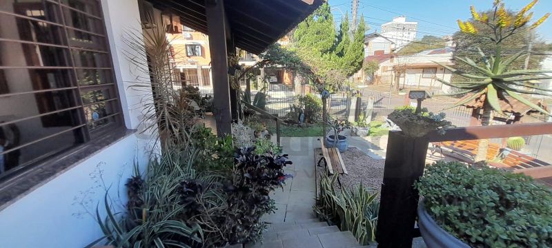 EXCELENTE RESIDÊNCIA COM AMPLO JARDIM E LOCALIZAÇÃO PRIVILEGIADA
