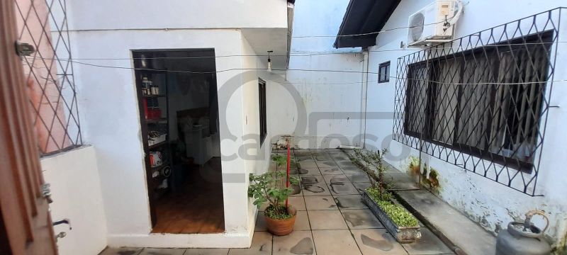 EXCELENTE RESIDÊNCIA COM AMPLO JARDIM E LOCALIZAÇÃO PRIVILEGIADA