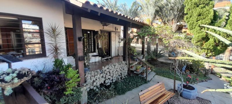 EXCELENTE RESIDÊNCIA COM AMPLO JARDIM E LOCALIZAÇÃO PRIVILEGIADA