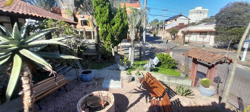EXCELENTE RESIDÊNCIA COM AMPLO JARDIM E LOCALIZAÇÃO PRIVILEGIADA