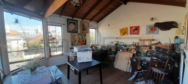 EXCELENTE RESIDÊNCIA COM AMPLO JARDIM E LOCALIZAÇÃO PRIVILEGIADA