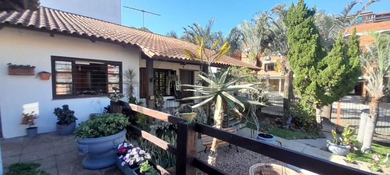 EXCELENTE RESIDÊNCIA COM AMPLO JARDIM E LOCALIZAÇÃO PRIVILEGIADA