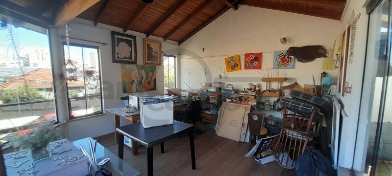 EXCELENTE RESIDÊNCIA COM AMPLO JARDIM E LOCALIZAÇÃO PRIVILEGIADA