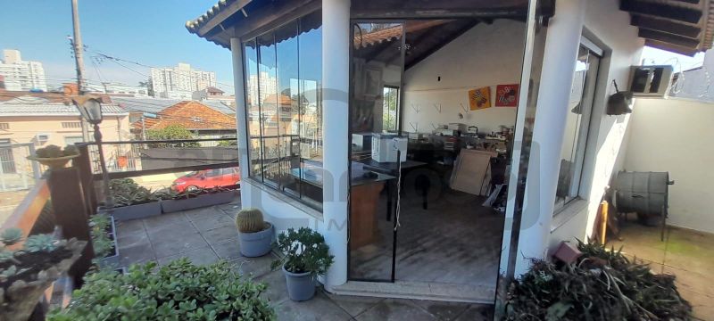 EXCELENTE RESIDÊNCIA COM AMPLO JARDIM E LOCALIZAÇÃO PRIVILEGIADA