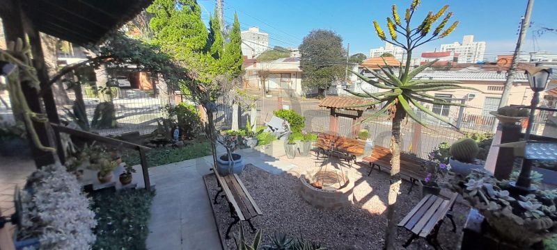 EXCELENTE RESIDÊNCIA COM AMPLO JARDIM E LOCALIZAÇÃO PRIVILEGIADA