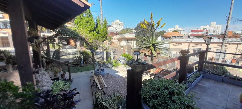 EXCELENTE RESIDÊNCIA COM AMPLO JARDIM E LOCALIZAÇÃO PRIVILEGIADA
