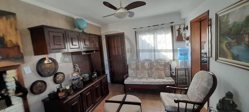 EXCELENTE RESIDÊNCIA COM AMPLO JARDIM E LOCALIZAÇÃO PRIVILEGIADA