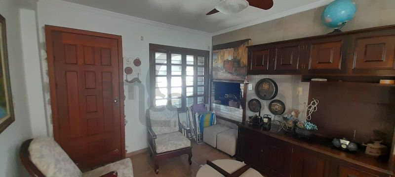 EXCELENTE RESIDÊNCIA COM AMPLO JARDIM E LOCALIZAÇÃO PRIVILEGIADA