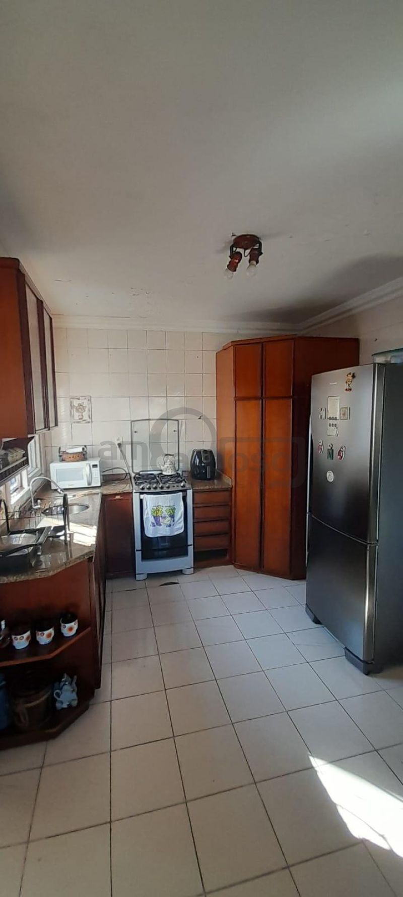 EXCELENTE RESIDÊNCIA COM AMPLO JARDIM E LOCALIZAÇÃO PRIVILEGIADA