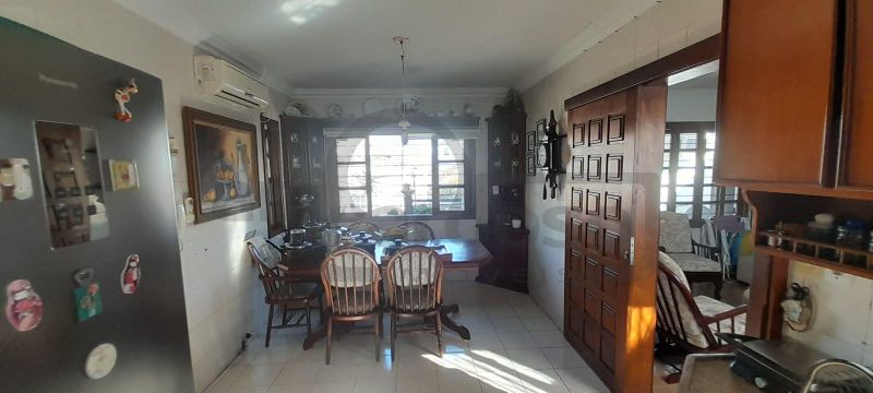 EXCELENTE RESIDÊNCIA COM AMPLO JARDIM E LOCALIZAÇÃO PRIVILEGIADA