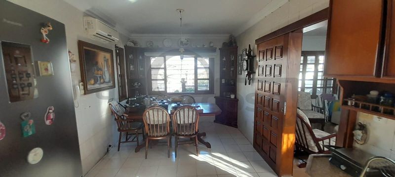 EXCELENTE RESIDÊNCIA COM AMPLO JARDIM E LOCALIZAÇÃO PRIVILEGIADA