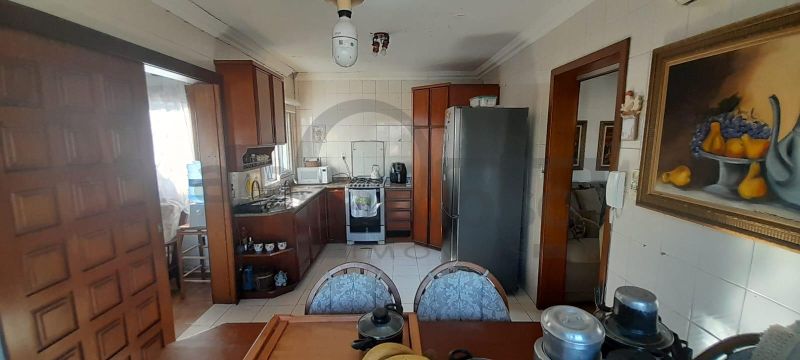 EXCELENTE RESIDÊNCIA COM AMPLO JARDIM E LOCALIZAÇÃO PRIVILEGIADA