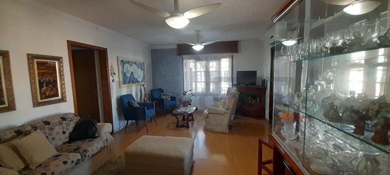 EXCELENTE RESIDÊNCIA COM AMPLO JARDIM E LOCALIZAÇÃO PRIVILEGIADA
