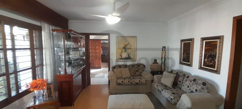 EXCELENTE RESIDÊNCIA COM AMPLO JARDIM E LOCALIZAÇÃO PRIVILEGIADA