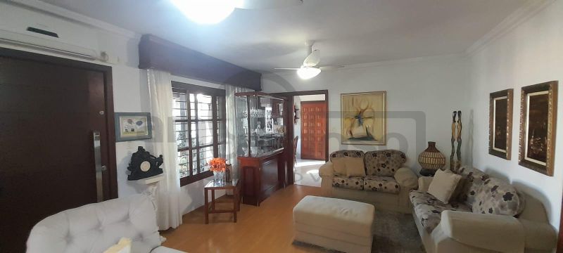 EXCELENTE RESIDÊNCIA COM AMPLO JARDIM E LOCALIZAÇÃO PRIVILEGIADA