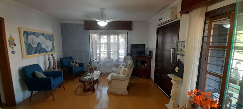 EXCELENTE RESIDÊNCIA COM AMPLO JARDIM E LOCALIZAÇÃO PRIVILEGIADA