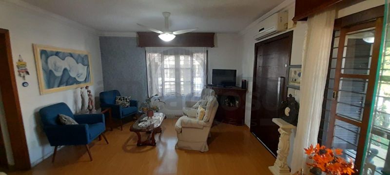 EXCELENTE RESIDÊNCIA COM AMPLO JARDIM E LOCALIZAÇÃO PRIVILEGIADA