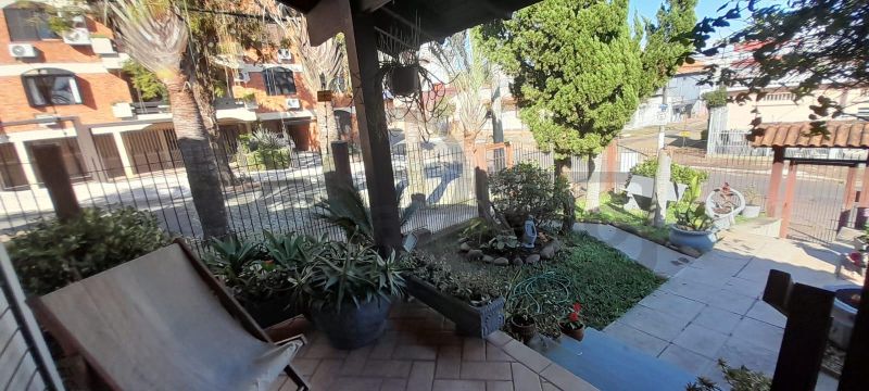 EXCELENTE RESIDÊNCIA COM AMPLO JARDIM E LOCALIZAÇÃO PRIVILEGIADA