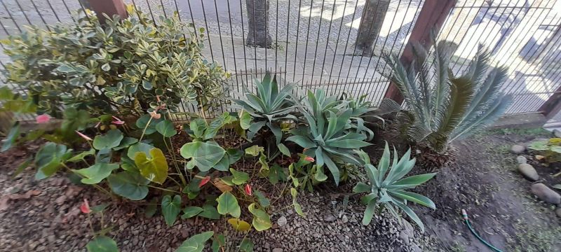 EXCELENTE RESIDÊNCIA COM AMPLO JARDIM E LOCALIZAÇÃO PRIVILEGIADA