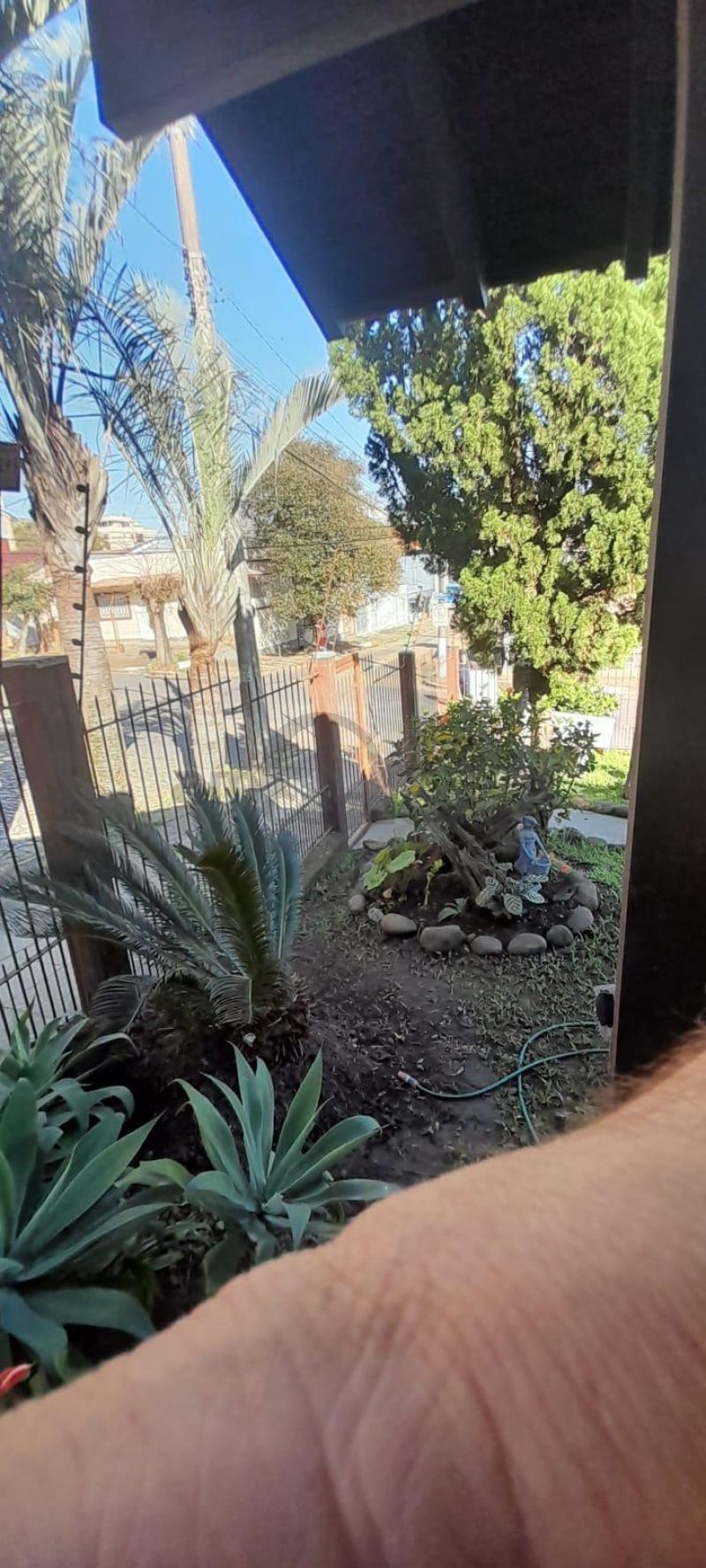 EXCELENTE RESIDÊNCIA COM AMPLO JARDIM E LOCALIZAÇÃO PRIVILEGIADA